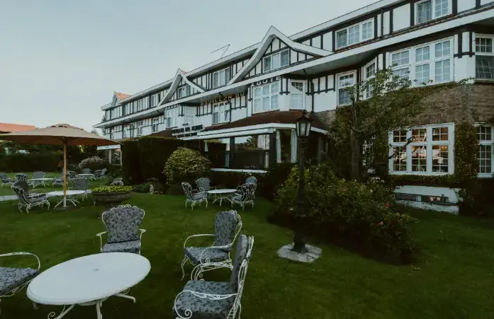 Ambiance "afternoon tea" dans les jardins du Pavillon du Zoute, un hôtel sur la côte belge