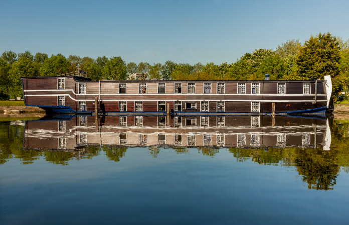 hotel insolite belgique, l'hôtel de Barge flotte sur l'eau