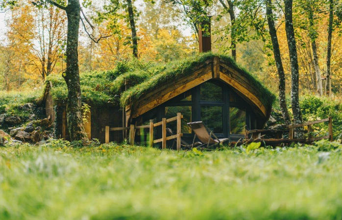 hotel insolite belgique - Les cabanes de Rensiwez à Houffalize se fondent parfaitement dans la forêt