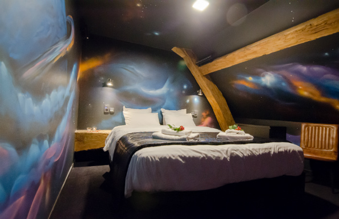 hotel insolite belgique - la chambre galaxie du River Lodge Hotel Insolite à Maredret