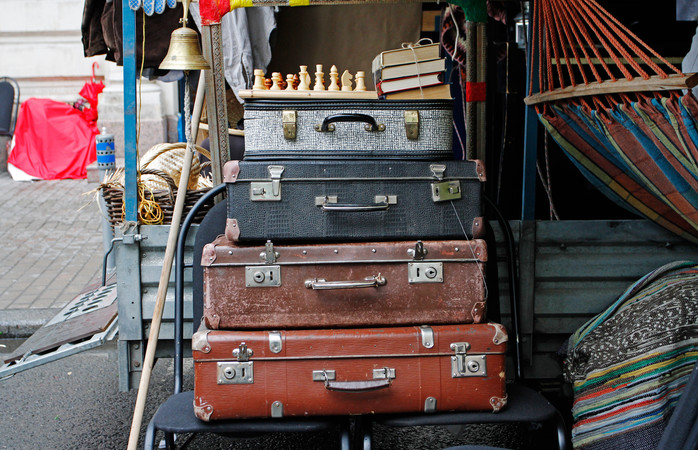 une pyramide de valises vintage et bagages de second-hand dans un marché aux puces