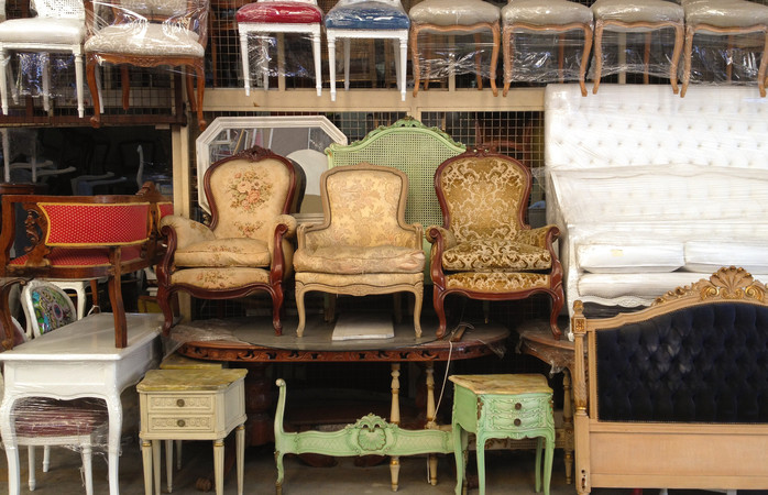 Meubles vintage dans une brocante. Chaises, fauteuils, commodes, etc.