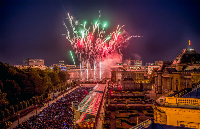 admirez le travail des artificiers lors du feu d'artifice tiré pour la fête des belges